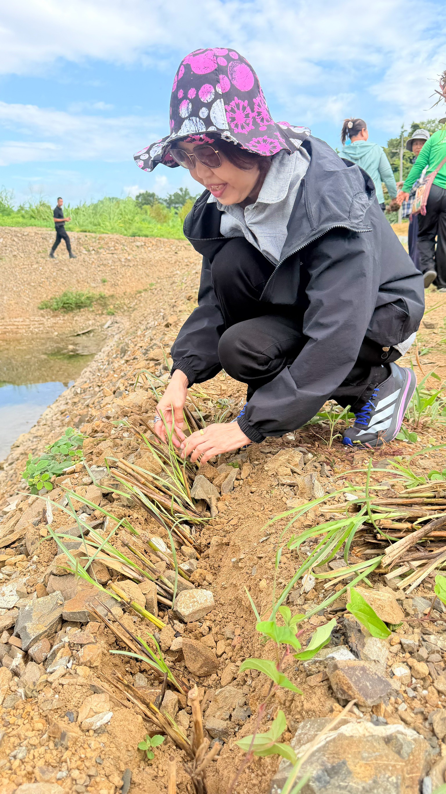 title - ส.ป.ก.จันทบุรี ดำเนินการปลูกแฝก จำนวน 30,000 กล้า ภายใต้โครงการพัฒนาและรณรงค์การใช้หญ้าแฝกอันเนื่องมาจากพระราชดำริ ปีงบประมาณ พ.ศ. 2569 